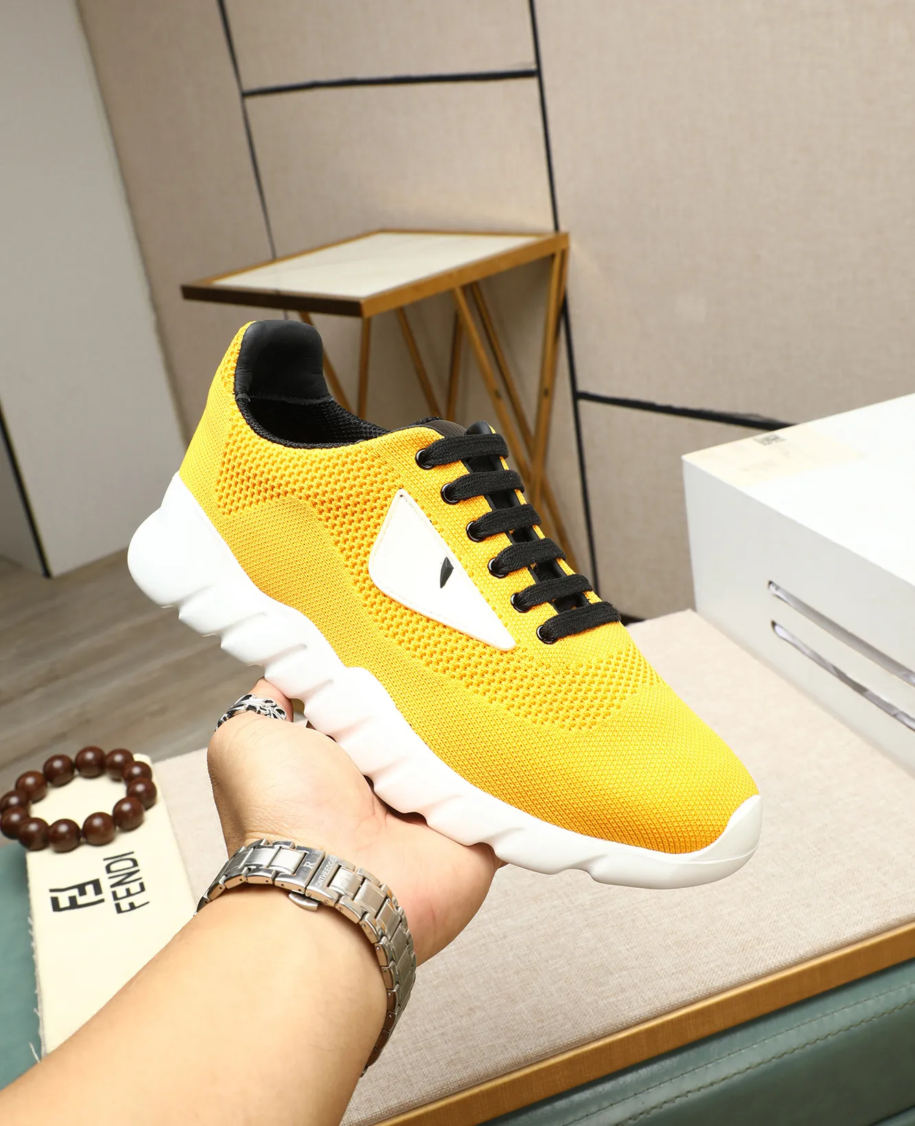 Men's Men's Shoes 💰680 Fendi Fendi's latest Tag series of men's casual mesh sports running shoes, originally purchased and developed, this Tag sports shoe is a one-leg sneaker, made of black high-tech mesh material with gray neoprene details. Oversized FENDI lettering on the side and translucent rubber details. Light and flexible rubber running shoe soles, beautifully packaged at the delivery counter, customized breathable lining, original molded foam rubber outsole, sole thickness: 3.5CM! Size: 39-44 (customized at 38.45.46)